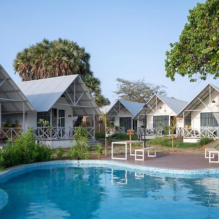 Praveg Beach Resort Daman Lighthouse Beach Buitenkant foto
