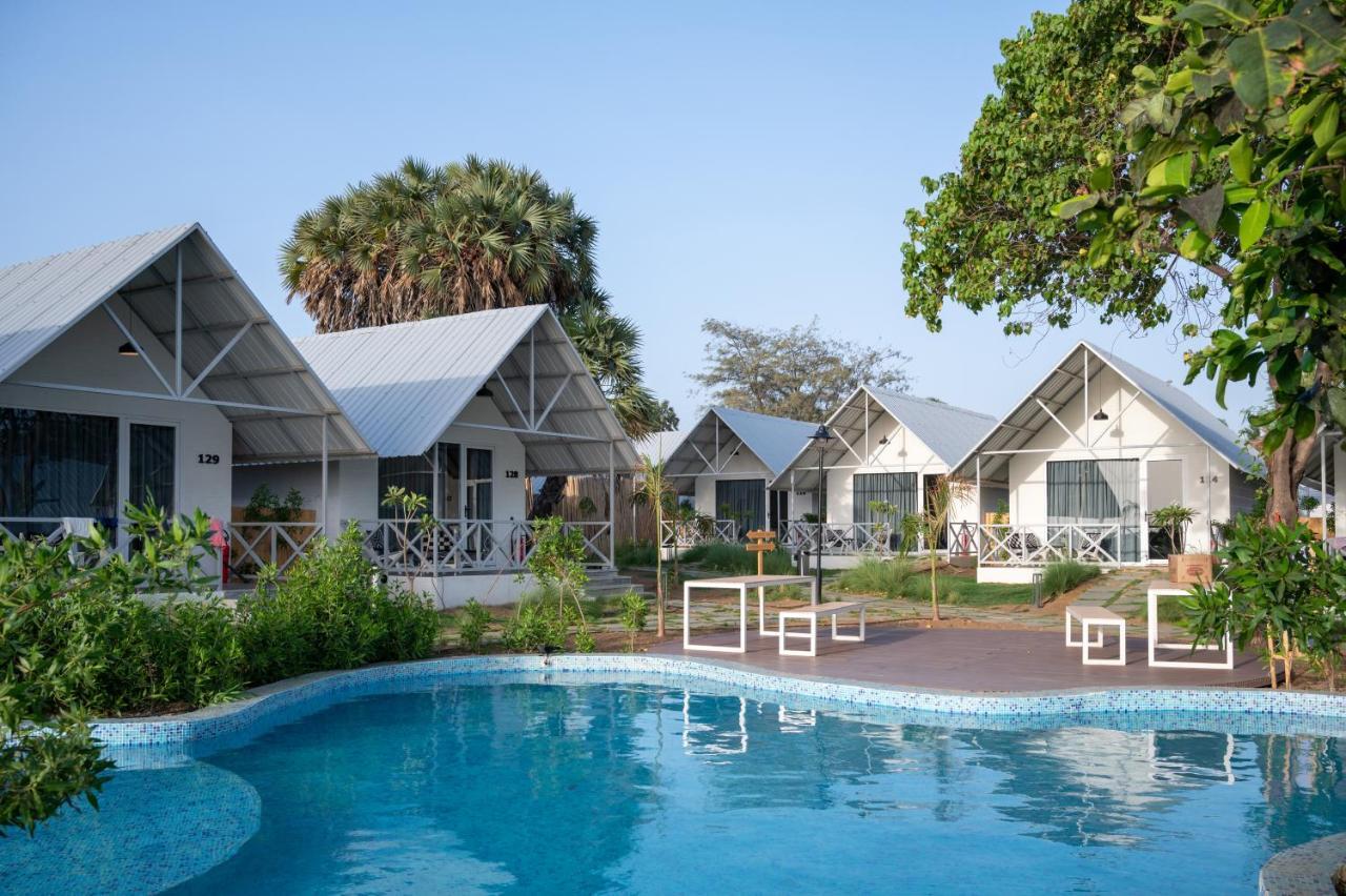 Praveg Beach Resort Daman Lighthouse Beach Buitenkant foto