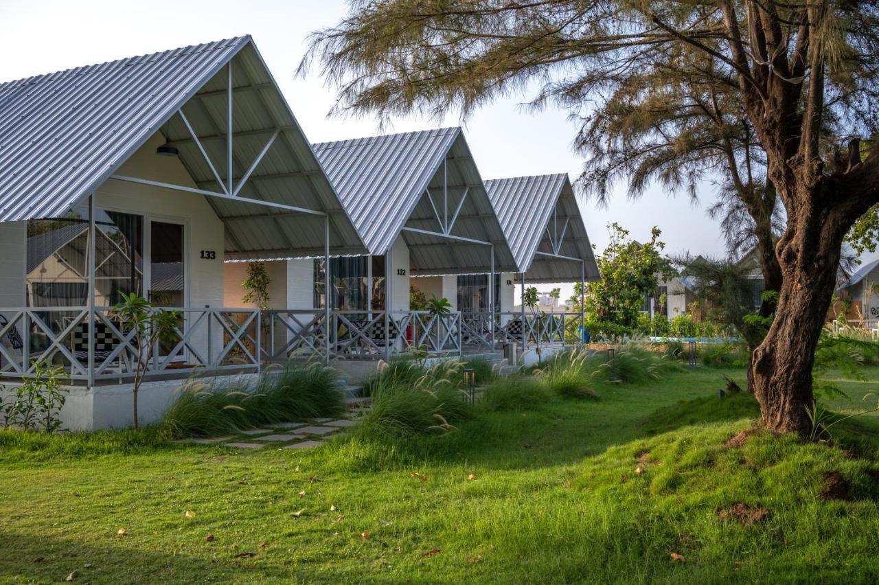 Praveg Beach Resort Daman Lighthouse Beach Buitenkant foto