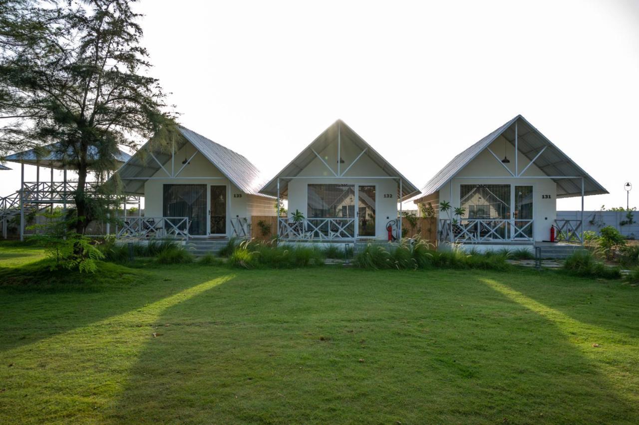 Praveg Beach Resort Daman Lighthouse Beach Buitenkant foto