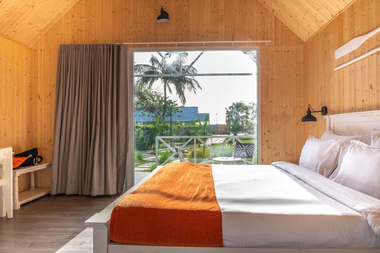 Praveg Beach Resort Daman Lighthouse Beach Buitenkant foto
